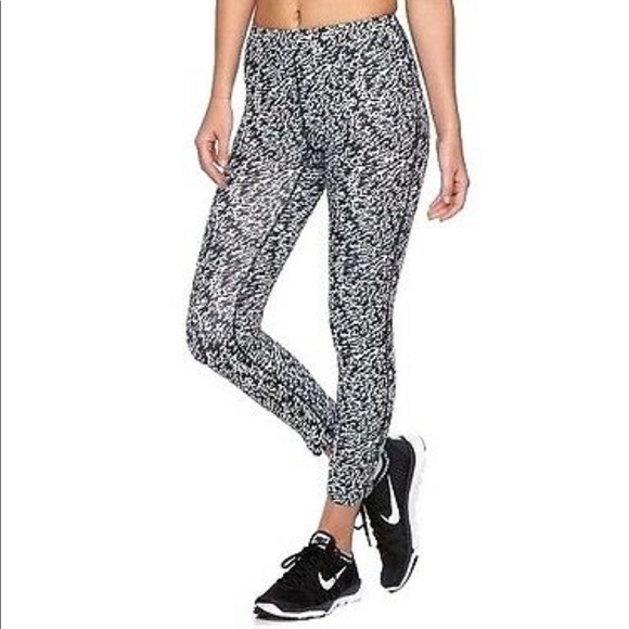 NWT Nike Pronto Essential Cropped Tight Size Small - Picture 5 of 8